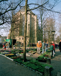 822453 Afbeelding van de zaterdagse bloemen- en plantenmarkt op het Janskerkhof te Utrecht; op de achtergrond het koor ...